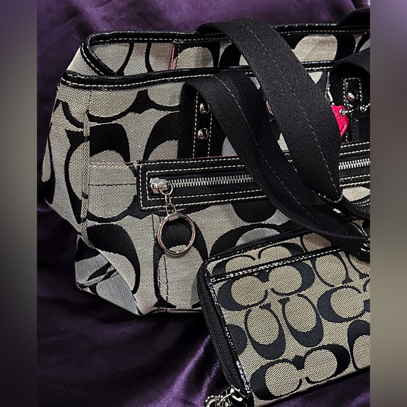 Coach Black and Cream Signature Tote - Picture 5 of 15